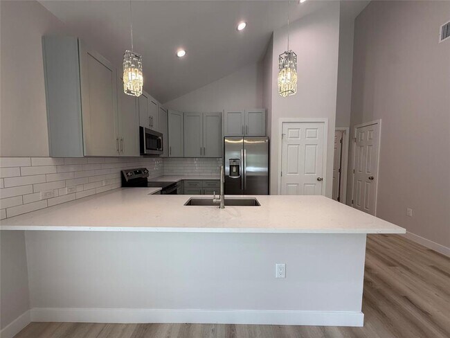 Building Photo - 817 5th