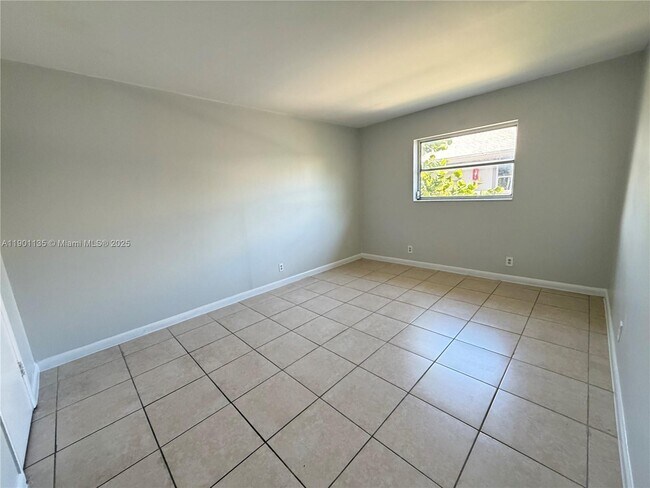 Building Photo - 2113 Davie Blvd