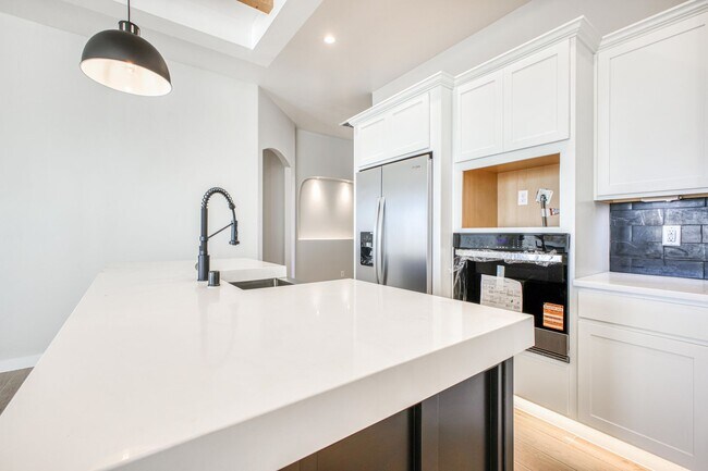 Building Photo - Beautiful East side House 4 bed-2.5 baths, part of The  Club that includes Swimming Pool, Gym, Te...