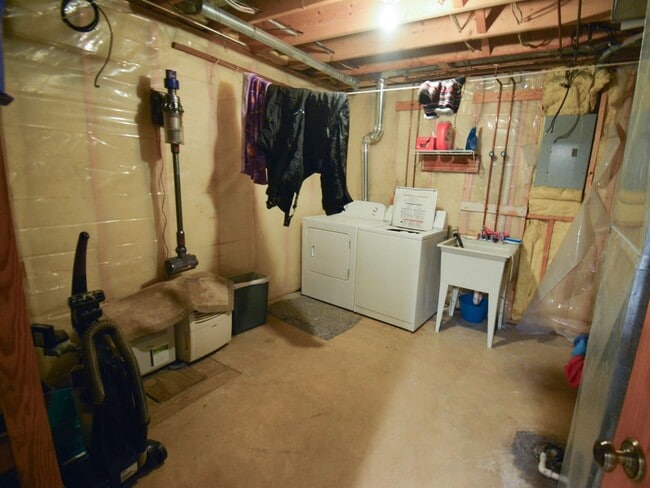 Building Photo - Great location, roomy yard, huge garage!