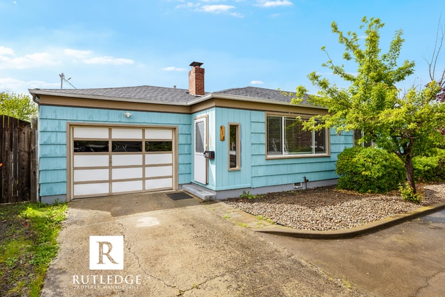 Building Photo - 3 Bedroom / 2 Bath - Ranch Style Home West Medford / Huge Back Yard!