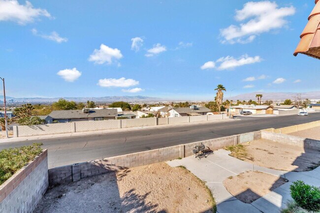 Building Photo - 2257 Exeter Dr