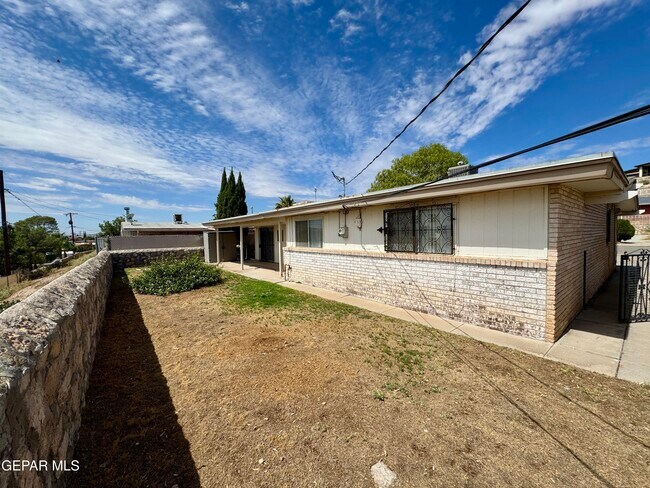 Building Photo - 9928 Acer Ave