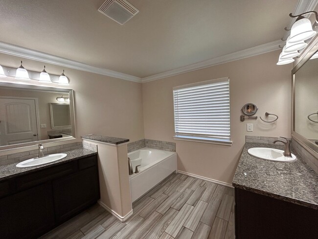 Building Photo - 4 bedroom 3 bathroom