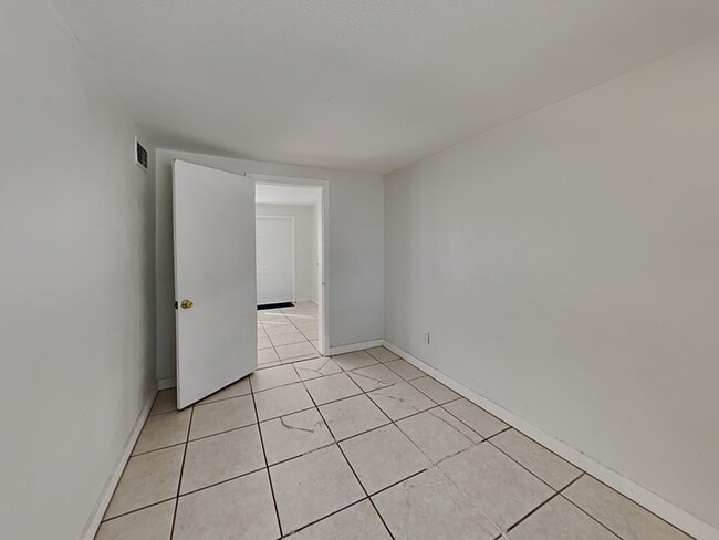 Building Photo - 142 Lynbrook Dr