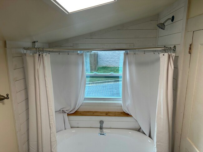 Building Photo - 302 Catawba Ave