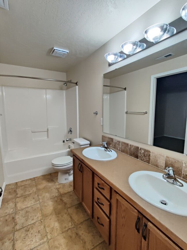 Building Photo - West Kennewick Location Close to Freeway A...