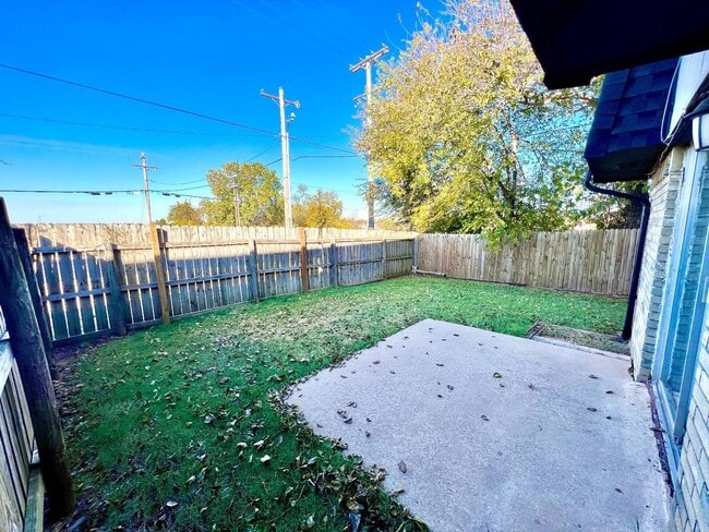 Building Photo - 1229 Lakecrest Dr