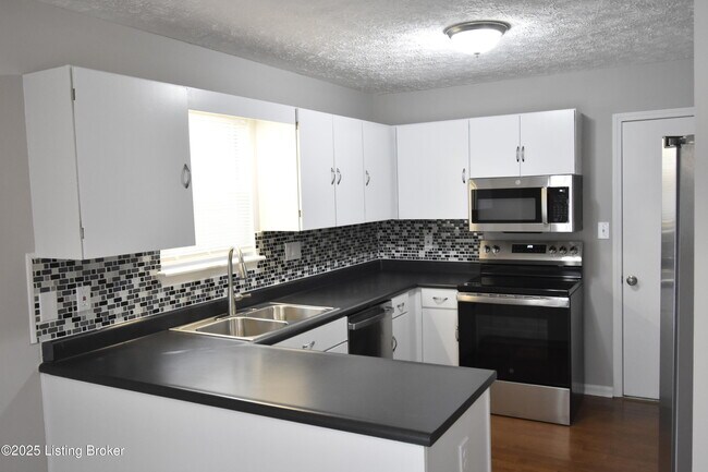 Building Photo - 4313 Hickoryview Dr