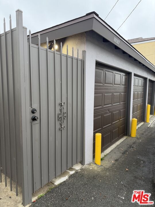 Building Photo - 10509 S Van Ness Ave