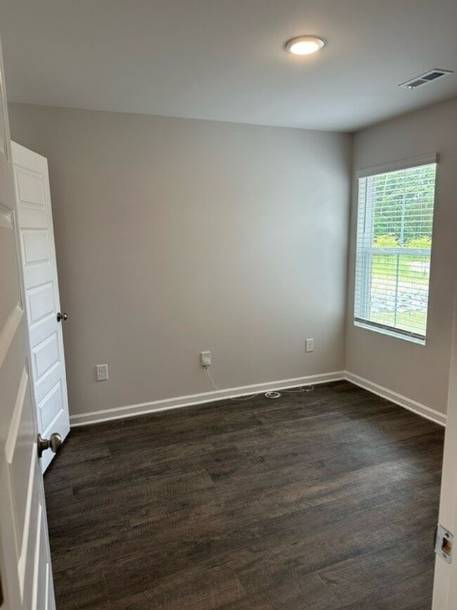 Building Photo - *Pre-leasing* Three Bedroom | Two Bathroom...