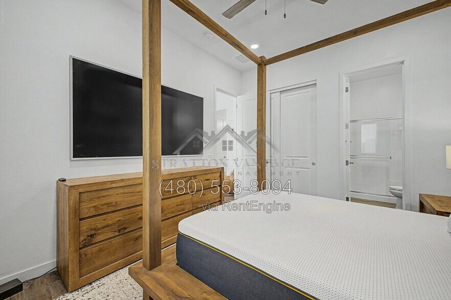 Building Photo - 1461 E San Carlos Way