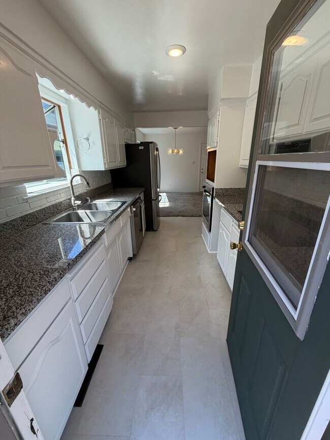 Building Photo - 3 Bedroom | 2 Bathroom | Single Family Home