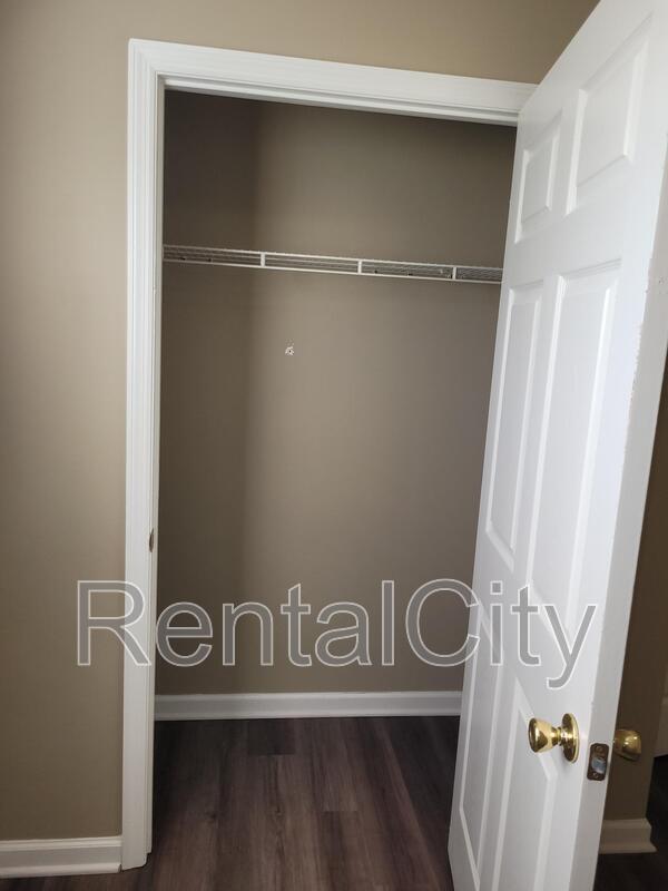 Building Photo - 2711 Hillside Dr