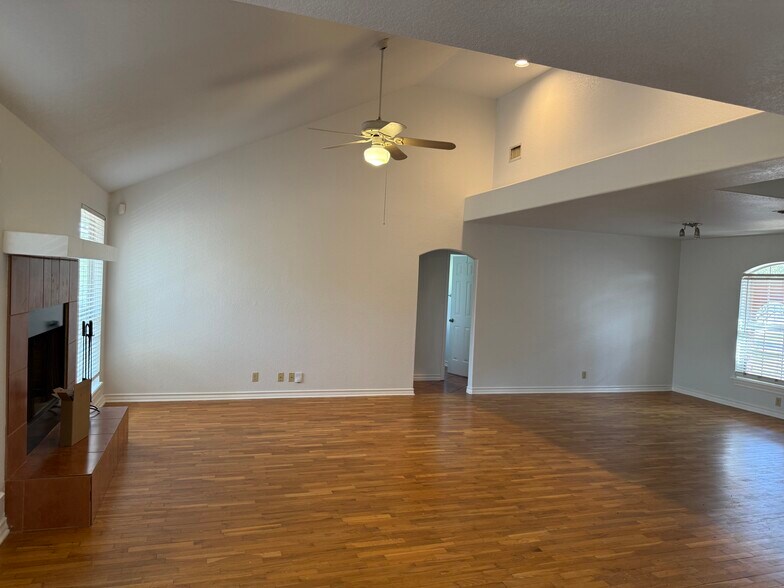 Building Photo - 1907 Summerwood Dr