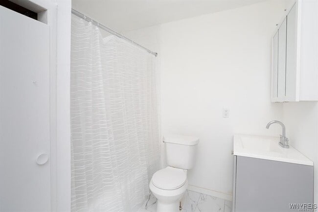 Building Photo - 109 6th Ave