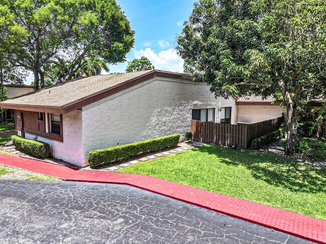 Building Photo - 605 Leslie Dr