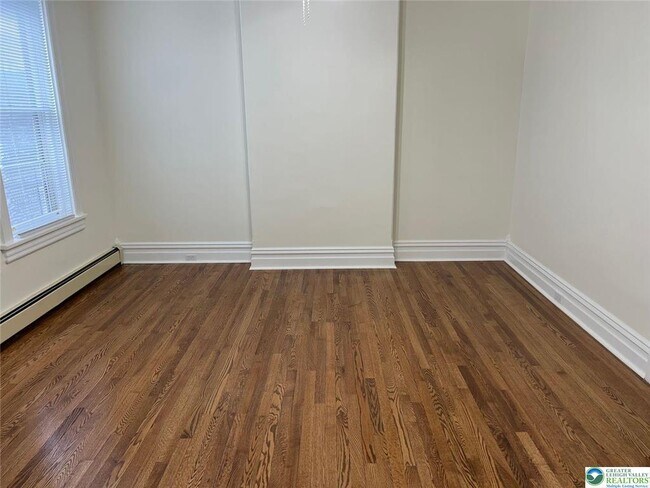 Building Photo - 531 Linden St