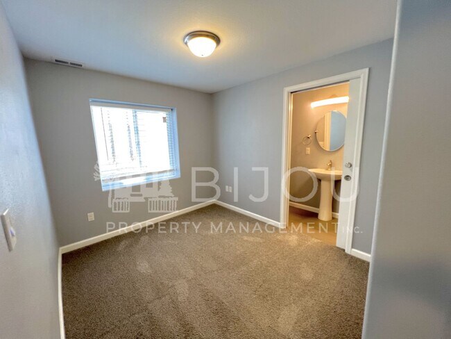 Building Photo - 3739 Range Dr