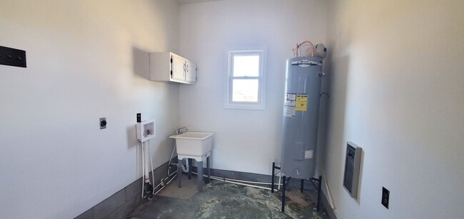 Building Photo - Spacious Home Ready For Move In