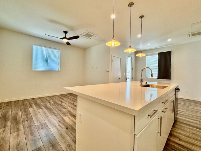 Building Photo - NEWER 2 BED, 2.5. BATH TOWNHOME IN BROADWAY AREA OF SACRAMENTO