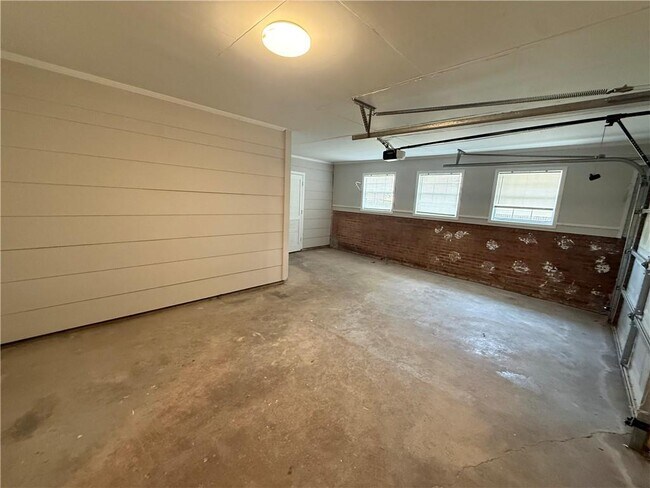 Building Photo - 505 Newport Dr W