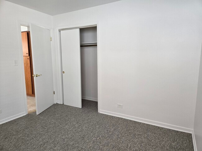 Building Photo - 6039 N Artesian Ave