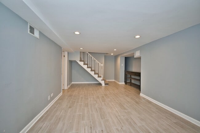Building Photo - 6700 N Monticello Ave