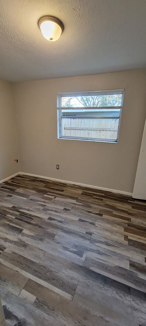 Building Photo - 2 BEDROOM 1 BATH DUPLEX CLOSE TO USF AND BUSCH GARDENS