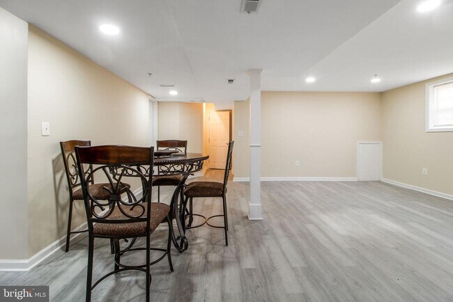 Building Photo - 7602 Mezmer Ln