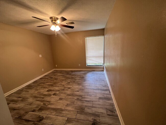 Building Photo - Spectacular 3 bedroom / 2 bath Single Fami...