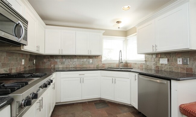 Building Photo - 4809 Saxon St