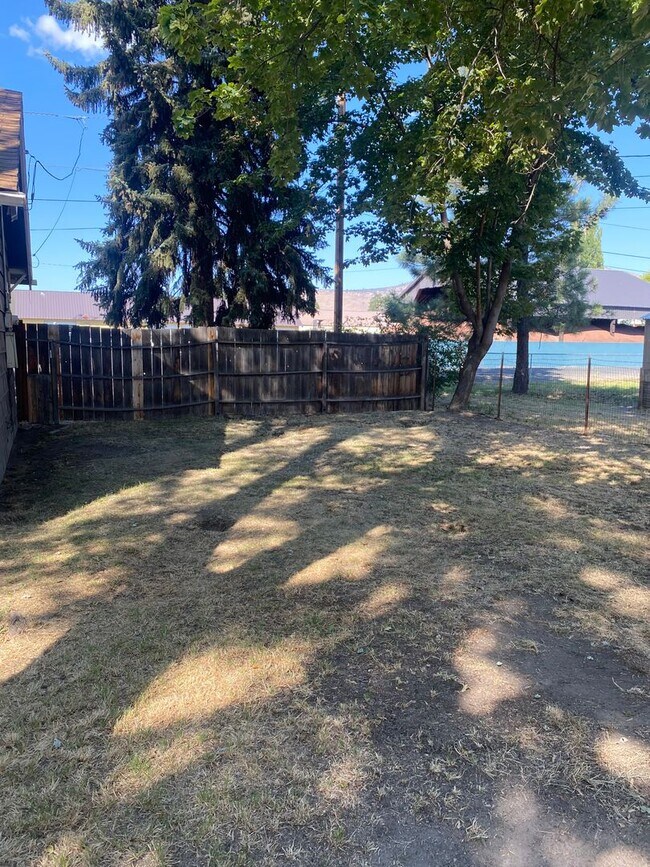 Building Photo - Charming 2bdrm 1 bath house with garage and fenced yard