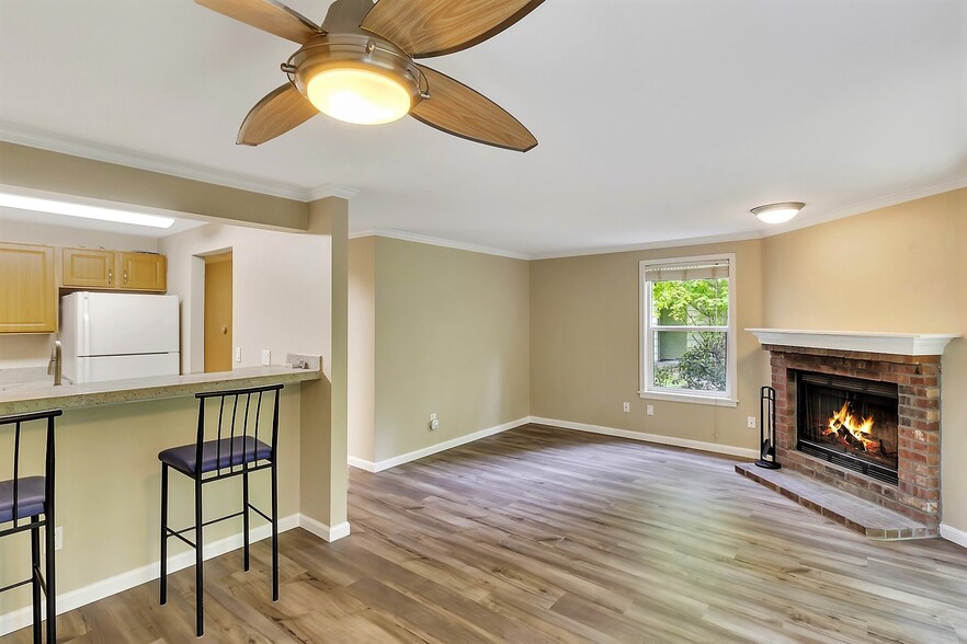 Another view of living/dining area - 10026 NE 127th Pl