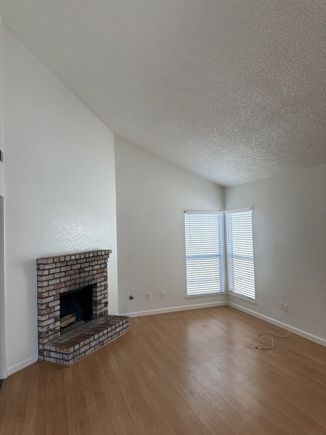 Building Photo - Modesto 3 Bed 2 Bath 2 Car Garage HOA Swim...
