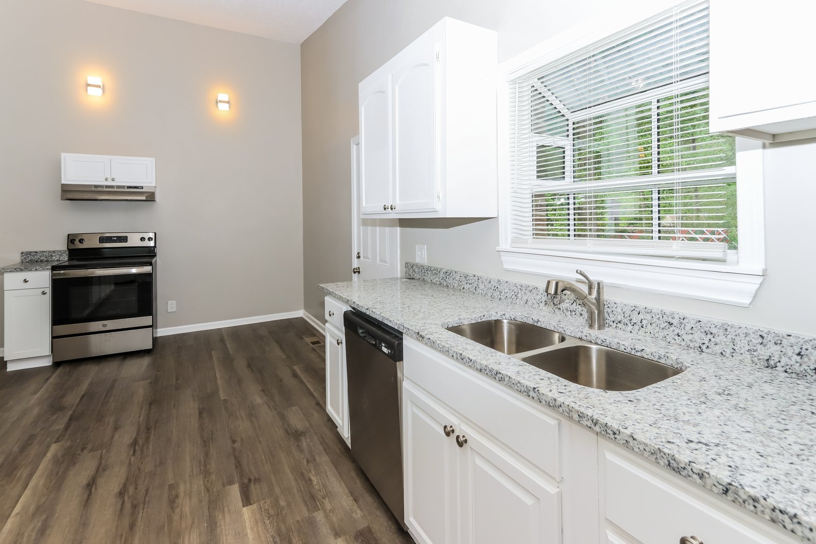 Building Photo - 300 Clairmont Dr