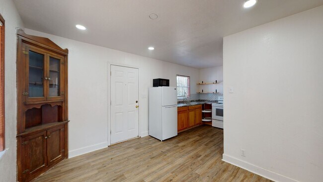 Building Photo - HUGE PRICE IMPROVEMENT $995!!!!