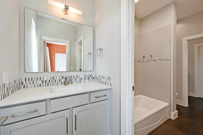 Building Photo - Chic on Chestnut!