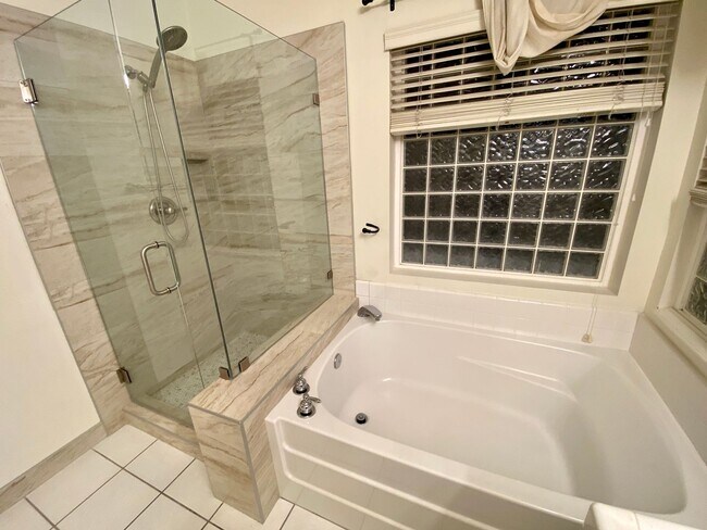 Building Photo - Desirable 5br3 car garage executive home b...