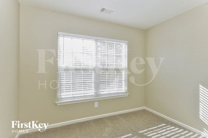 Building Photo - 811 Royal Oaks Dr