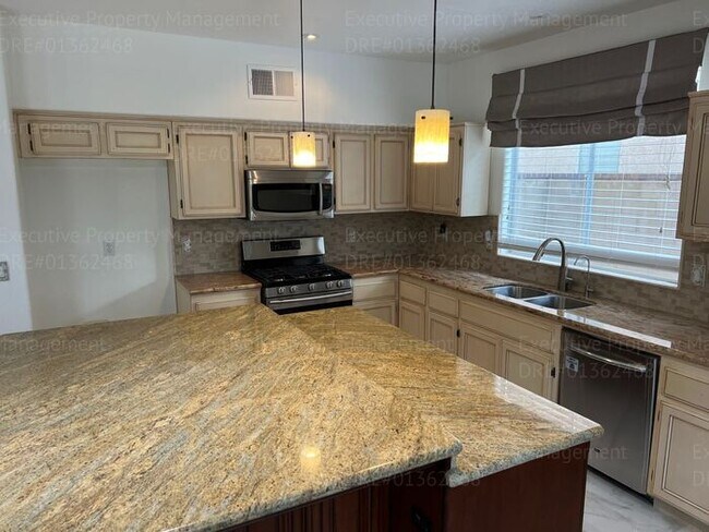 Building Photo - Stunning 4-bedroom, 3 bathroom home located in the westside of Bakersfield this spacious house of...