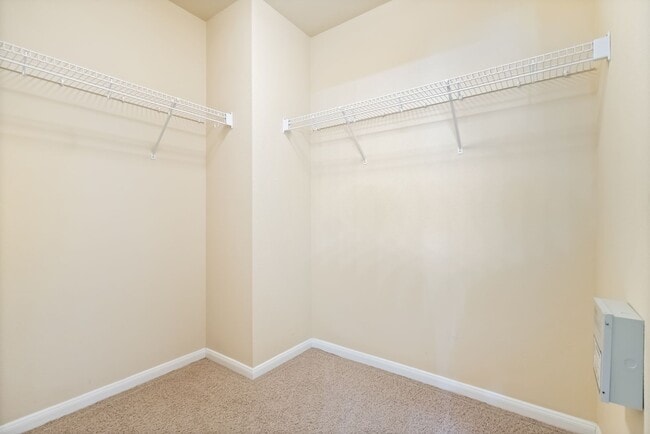 Building Photo - 4 bedroom / 2 bathroom