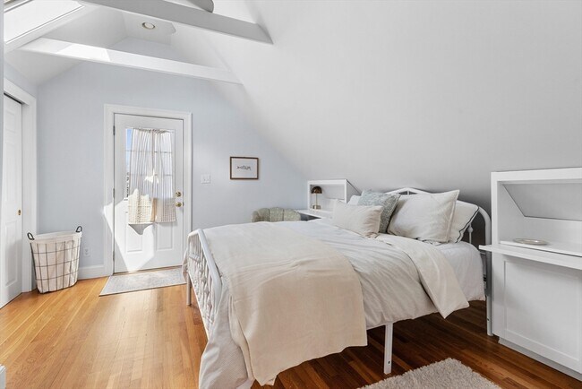 Building Photo - 3 Circle St