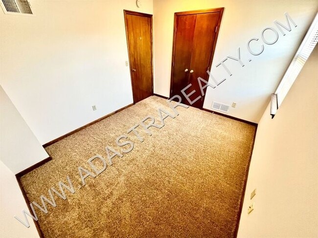 Building Photo - Spacious Duplex in Blue Valley-Available NOW!!