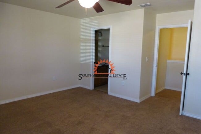 Building Photo - Spacious- 2 bedroom 2.5 bath 1 car garage apartment