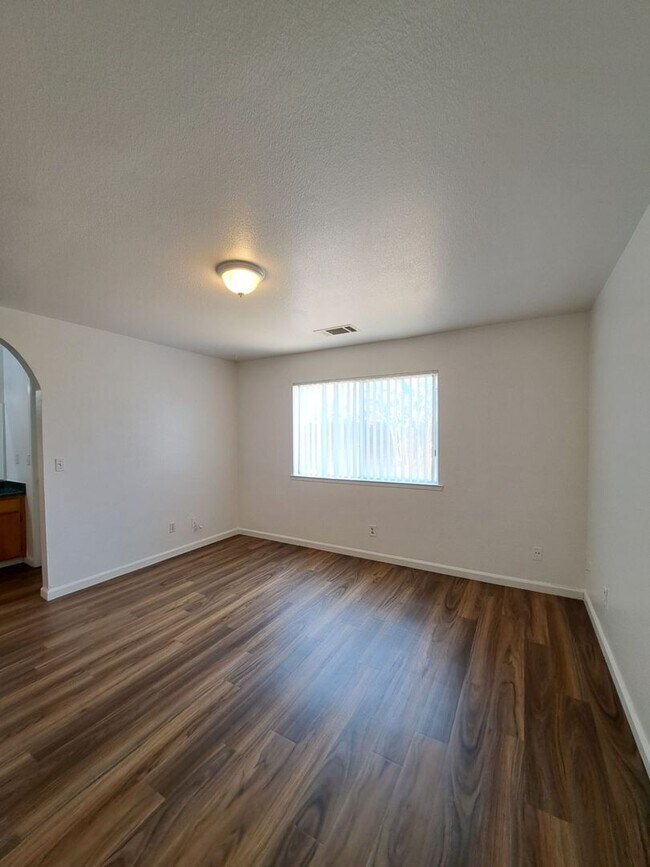 Building Photo - Single Level 3BR Home w/ Backyard Ready to...