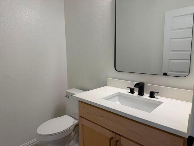 Building Photo - 6800 Oak Crest Dr W