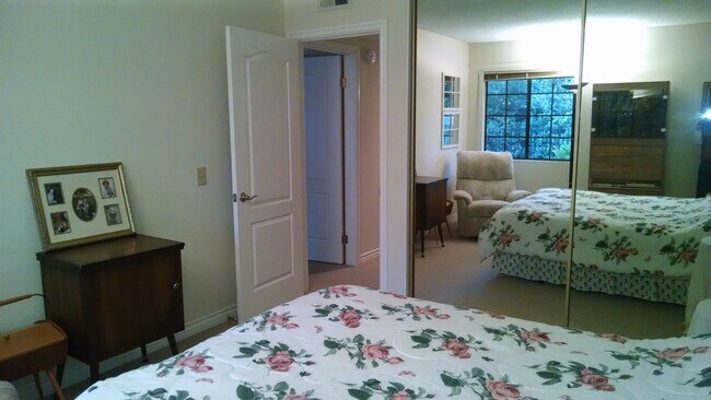 Building Photo - Charter Point Condo, 3 bedrooms, 3 baths !