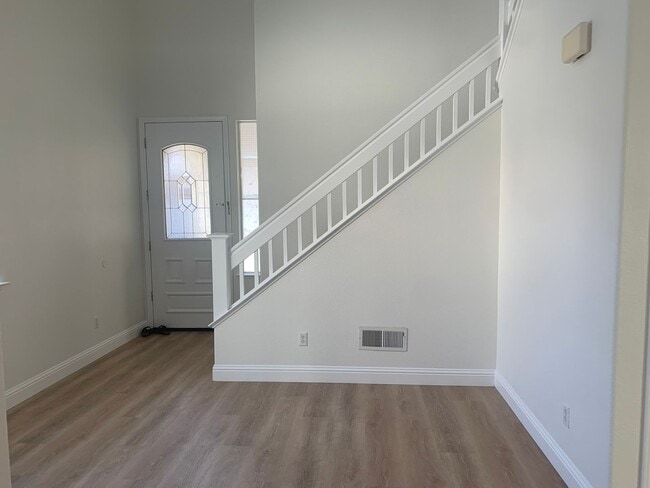 Building Photo - $500 Off The First Month’s Rent!!