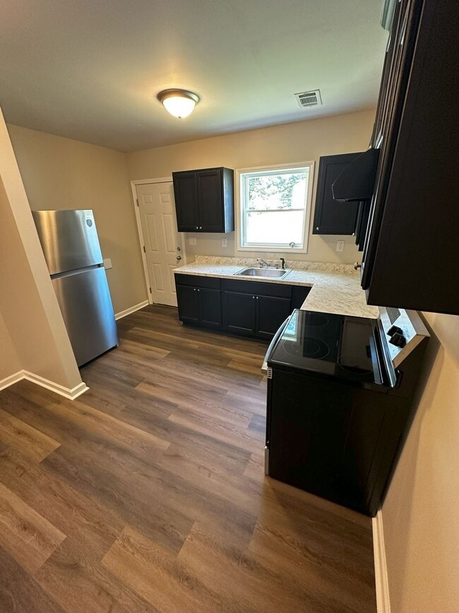 Building Photo - Beautifully Remodeled 2 Bedroom / 1 Bath D...